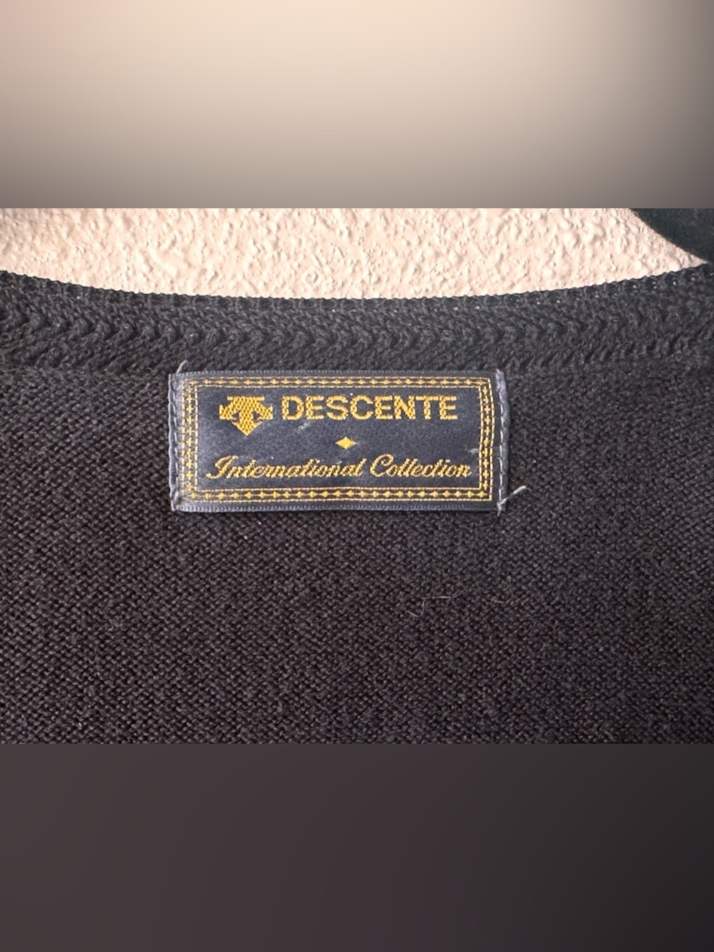 Vintage Descente International Collection Men's Black Cable Knit V-Neck Sweater - Picture 3 of 9